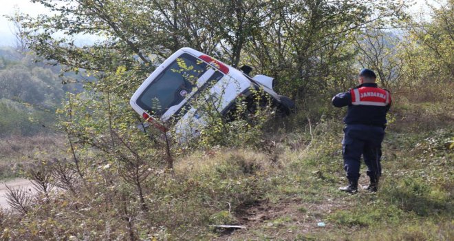 Karşı şeride geçen otomobil şarampole uçtu: 2 yaralı