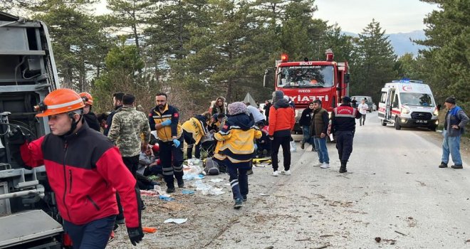 Kartalkaya yolunda freni boşalan minibüs devrildi: 14 yaralı