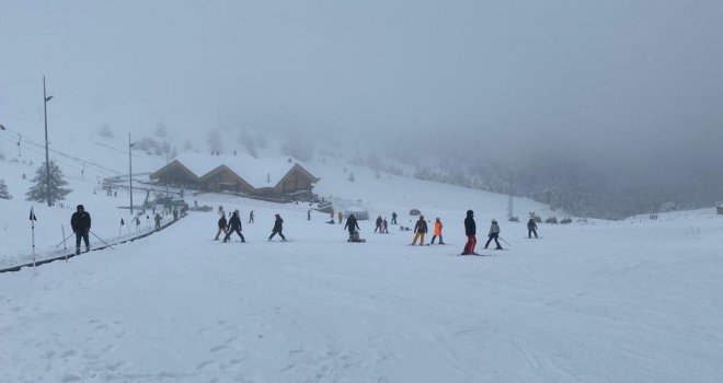 Kartalkaya'da kar kalınlığı 1 metreye ulaştı....