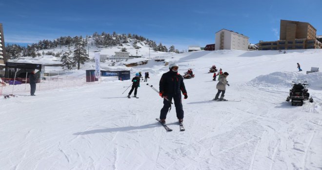 Kartalkaya’da kar kalınlığı 3 metreye yaklaştı..