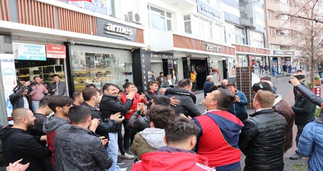 Kavga ihbarına giden polis ekipleri konfeti ve dev Türk Bayrağı ile karşılandı
