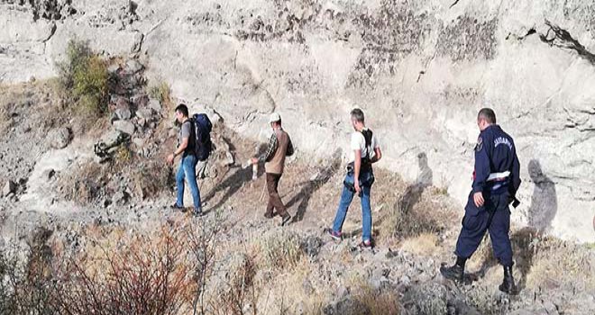 Kayalıklarda mahsur kalan keçiyi kurtarmak için 10 km yürüdüler