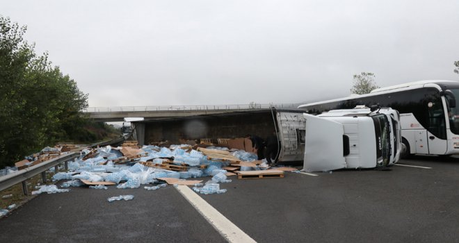 Kaygan yolda devrilen tırdaki yüzlerce su şişesi otoyola dağıldı