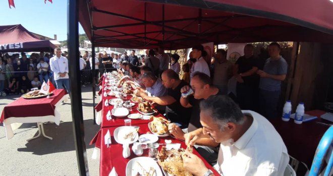 Kaz eti yeme yarışması renkli görüntüler sahne oldu