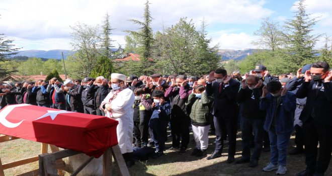 Kazada eşiyle birlikte hayatını kaybeden komiser yardımcısı toprağa verildi