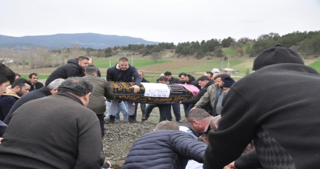 Kazada hayatını kaybeden çift son yolculuğuna uğurlandı.......