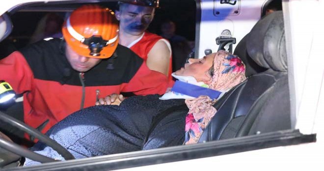 Kazada, minibüs içinde sıkışan hamile kadını itfaiye kurtardı