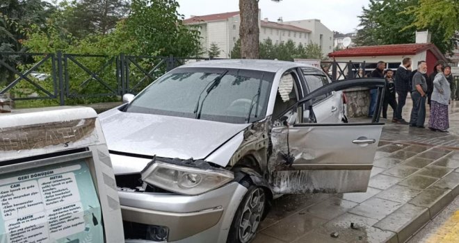Kazaya karışan otomobil çöp konteynerlerine çarparak durabildi.....