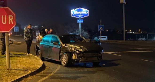 Kırmızı ışıkta geçen tır, çarptığı otomobili yolda ters döndürdü: 1 yaralı