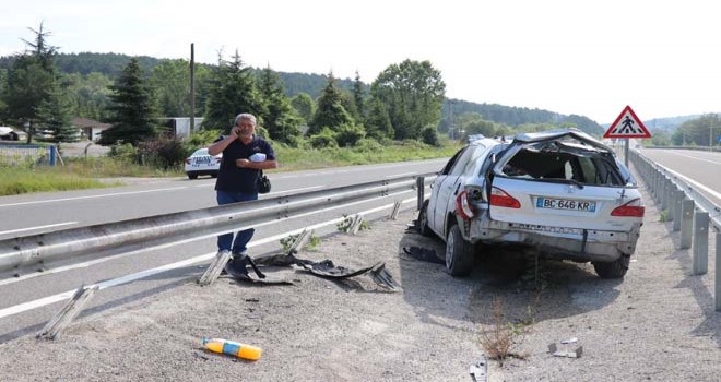 Kontrolden çıkan otomobil refüje uçtu: 1 ölü, 5 yaralı
