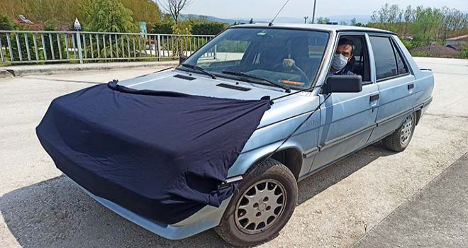Koronavirüse karşı otomobiline maske taktı
