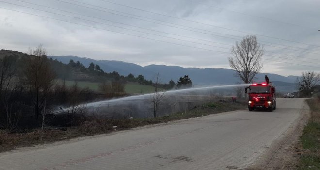 Kuru otlar alev aldı, rüzgarın etkisiyle yangın büyüdü.....