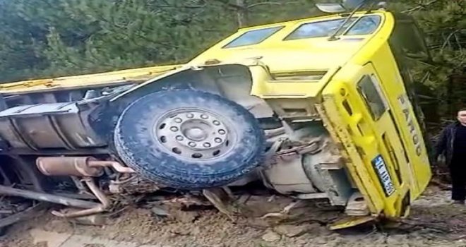 Lastiği patlayan hafriyat kamyonu devrildi: 1 yaralı