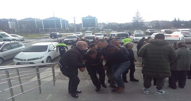 Mahkeme salonunda başlayan tartışma adliye dışında arbedeye dönüştü