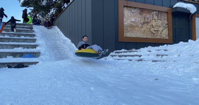 Merdiven değil kayak pisti: Bolulu miniklerin kayak eğlencesi