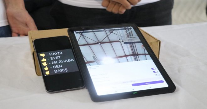 Meslek lisesi öğrencileri işaret dilini yapay zekayla sese dönüştürdü