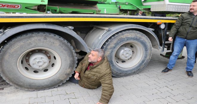 Mezarlıktan yol geçmemesi için iş makinesinin altına yattı