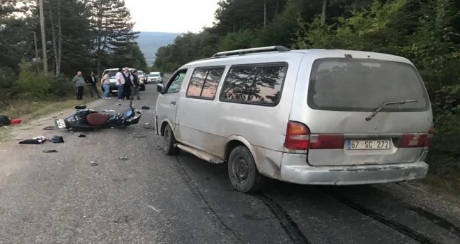 Minibüsle çarpışan motosikletin sürücüsü hayatını kaybetti....