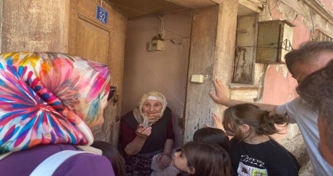 Miniklerden engelli ve yaşlılara anlamlı ziyaret..