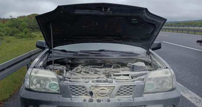 Motor kısmından alev alan cip, sürücüsünün müdahalesiyle yanmaktan kurtuldu