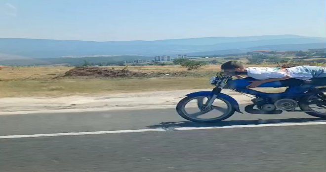 Motosikletinin üzerine yüzüstü yattı, faciaya davetiye çıkardı