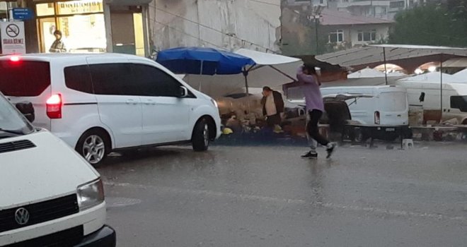 Mudurnu’da aniden bastıran yağmur sokakları göle çevirdi