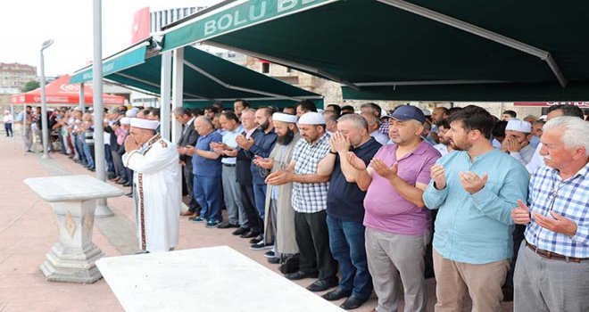 Muhammed Mursi için gıyabi cenaze namazı kılındı