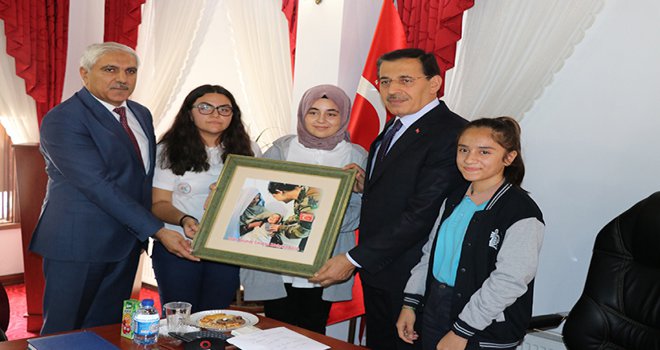 Öğrenciler, biriktirdikleri harçlıklarını harekatta kullanılması için bağışladı