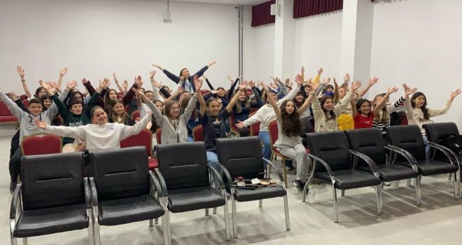 Öğrenciler çoksesli koroda yeteneklerini keşfediyor…..