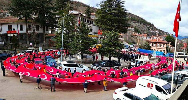 Öğrenciler şehitler için 200 metrelik bayrakla yürüdü