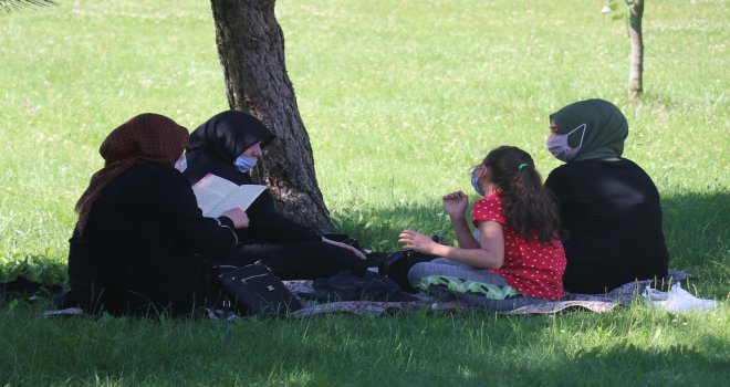 Öğrenciler sınavda ter dökerken aileleri dışarıda dua etti