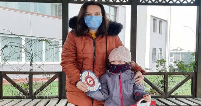 Öğrencileri okula gelmeyince karnelerini evlere dağıttı