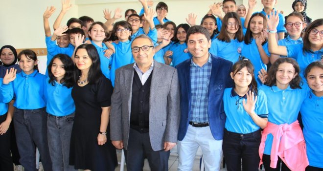 Öğretmenlikte 33'üncü yılına girdi, şimdi öğrencileriyle görev yapıyor