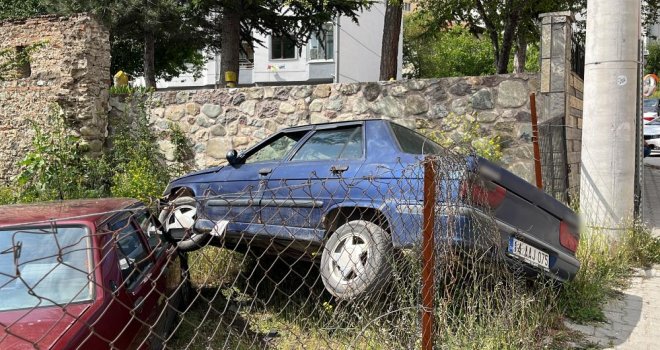 Önce kaldırımda yürüyen yayaya çarptı, kaçarken park halindeki aracın üstüne uçtu