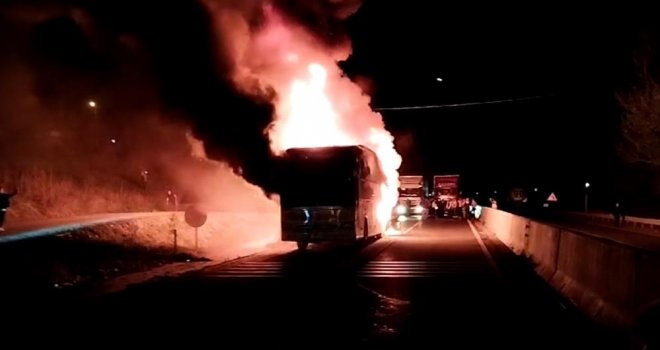 Otobüs yangınını vatandaşlar kovalarla söndürmeye çalıştı