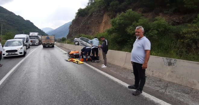 Otomobil beton bariyerlerin üzerine çıktı: 1 yaralı