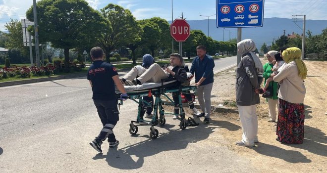 Otomobil ile çarpışan motosiklet yola savruldu......