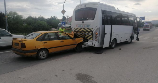 Otomobil kırmızı ışıkta bekleyen minibüse çarptı: 1 yaralı