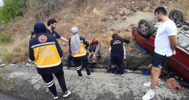 Otomobil takla attı: Yaralıların yardımına nöbetten çıkan sağlıkçılar koştu