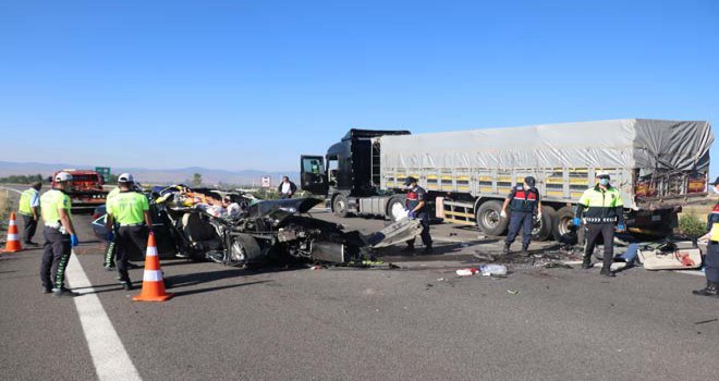 Otomobil tıra ok gibi saplandı: 3 ölü, 1 yaralı