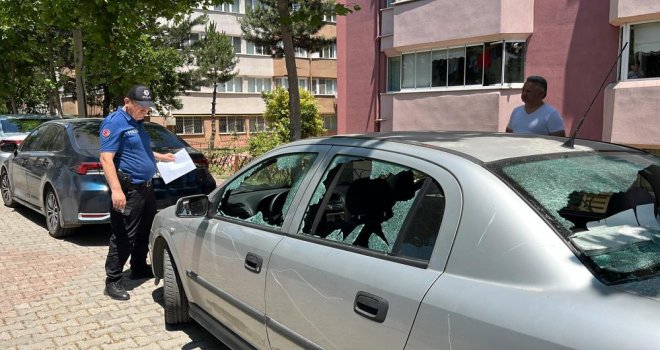 Otomobile baltayla saldırdılar..........