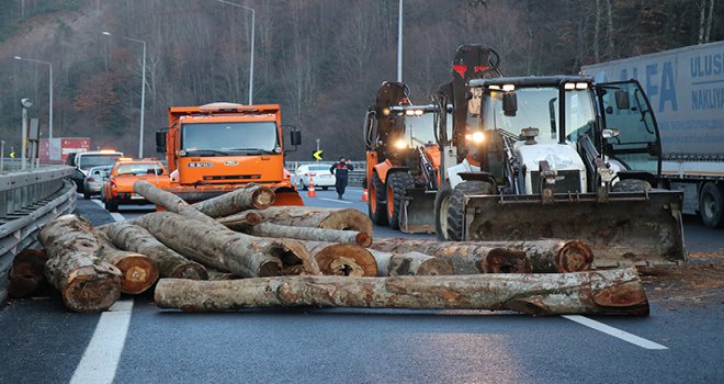 Otomobile çarpan tır TEM Otoyolu’nu kapattı: 2 yaralı