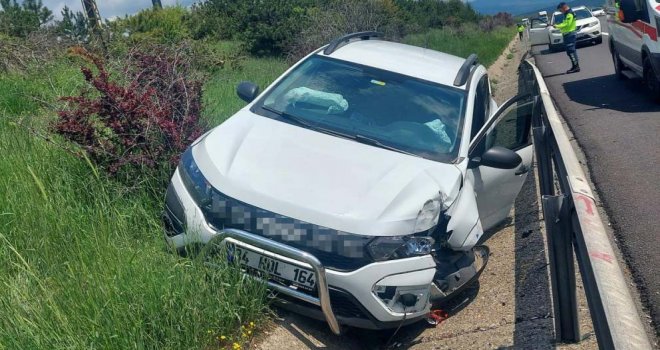Otoyol'da direksiyon başında uyuduğu iddia edilen sürücü bariyerlere çarptı: 1 yaralı