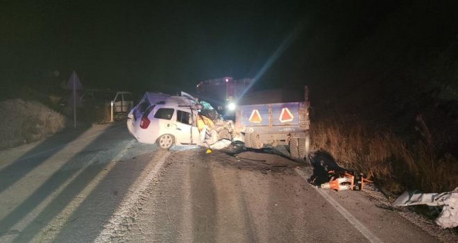 Paramparça olan otomobilde hayatını kaybetti