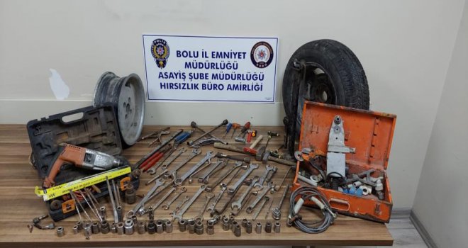 Park halindeki aracı soyan hırsız suçüstü yakalandı