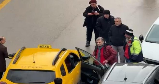 Park halindeki aracın açılan kapısına taksi çarptı…..