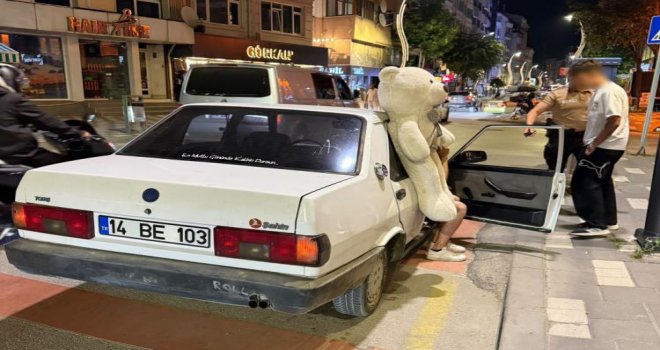 Peluş ayı ehliyetsiz sürücüyü ele verdi