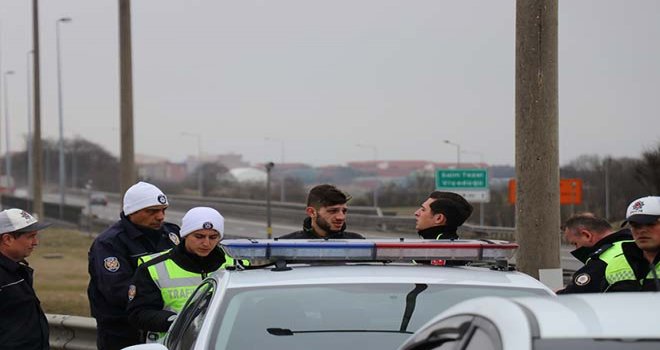 Polis, kaçan sürücüyü otoyolu kapatarak durdurdu