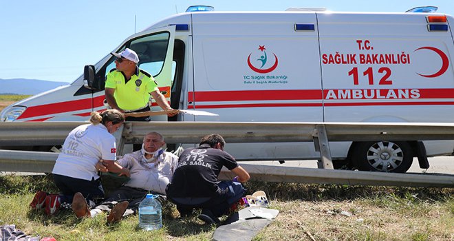 Polis, kazada yaralanan yaşlı adamı güneşten kartonla korumaya çalıştı