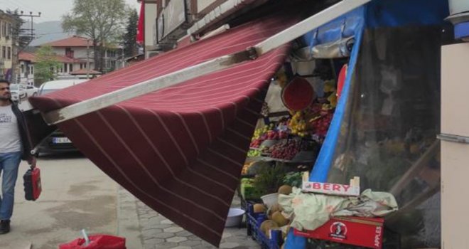 Rüzgar, manavın tentesini yıktı geçti...